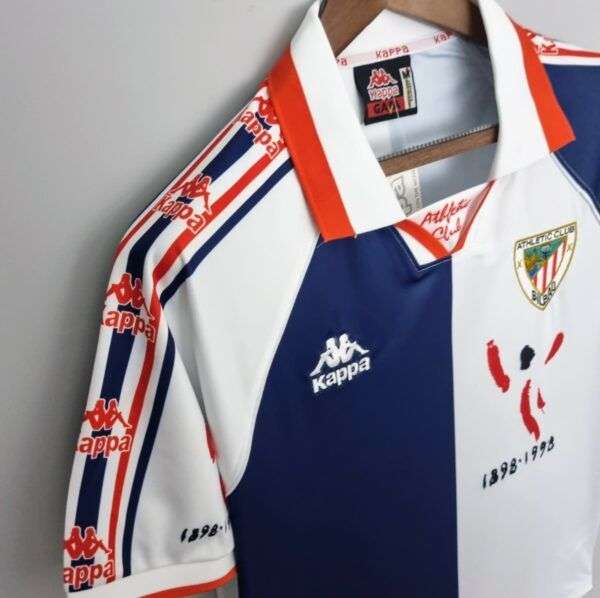 Vue sur la manche et col du maillot vintage Bilbao Extérieur 1997/1998.