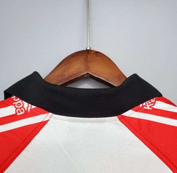 Présente le col du maillot vintage Bilbao "Centenaire" 1997/1998.