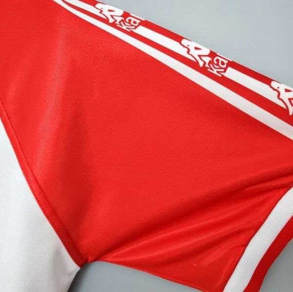 Zoom sur la manche du maillot vintage Bilbao "Centenaire" 1997/1998.