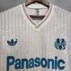 Zoom sur le col, logos et sponsor du Maillot OM 91.