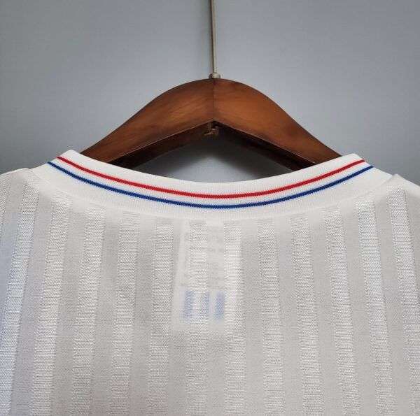 Présente le col arrière du Maillot OM 91.