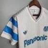 Vue sur la manche, col et sponsor du Maillot OM 91