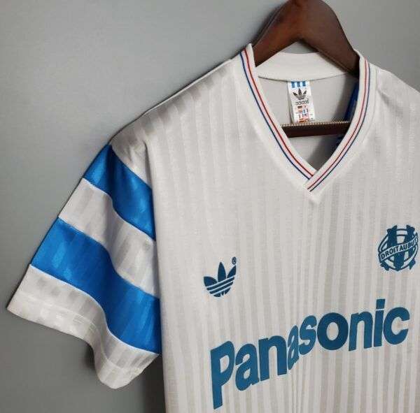 Vue sur la manche, col et sponsor du Maillot OM 91