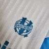 Zoom sur le logo du club du Maillot OM 91