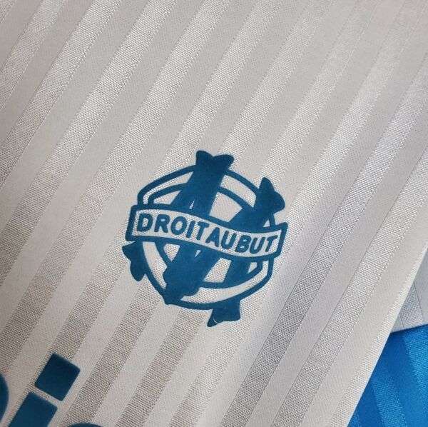 Zoom sur le logo du club du Maillot OM 91