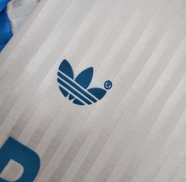 Zoom sur le logo de la marque du Maillot OM 91
