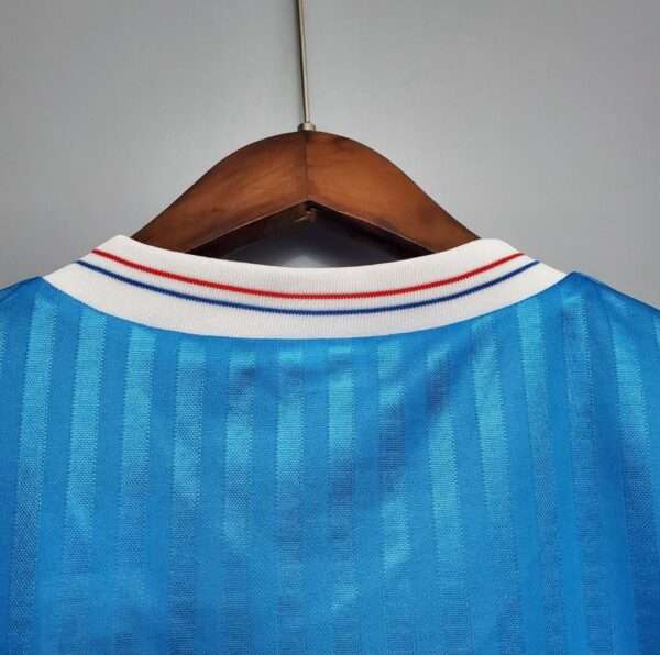 Présente le col du maillot vintage Olympique de Marseille Extérieur 1989/1991.