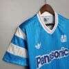 Vue sur la manche et col du maillot vintage Olympique de Marseille Extérieur 1989/1991.