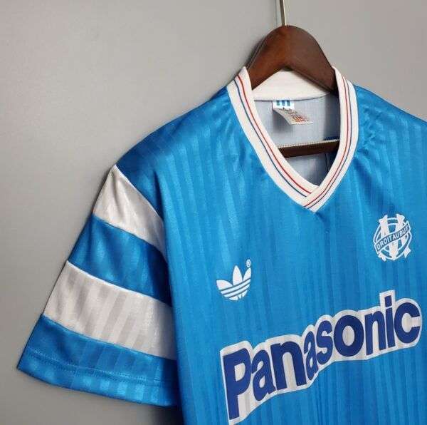 Vue sur la manche et col du maillot vintage Olympique de Marseille Extérieur 1989/1991.