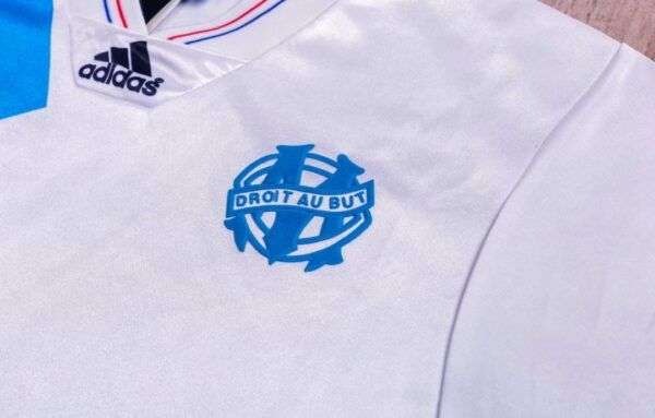 Zoom sur le logo du maillot OM Ligue des Champions 1993