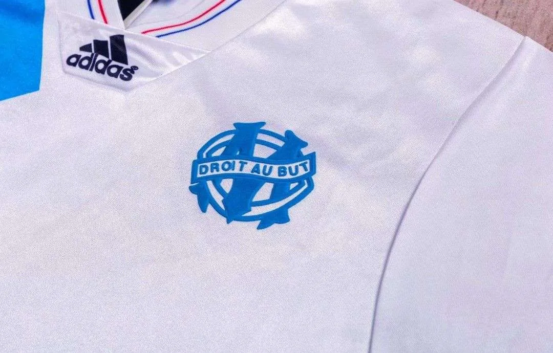 Zoom sur le logo du maillot OM Ligue des Champions 1993