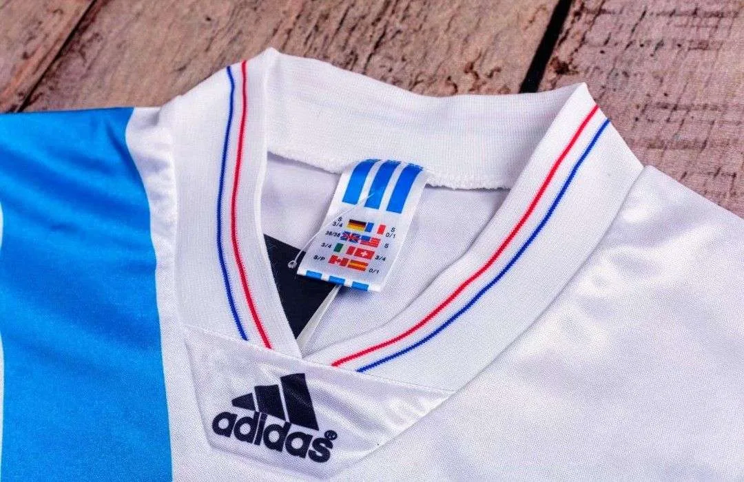 Présente le col du maillot OM Ligue des Champions 1993