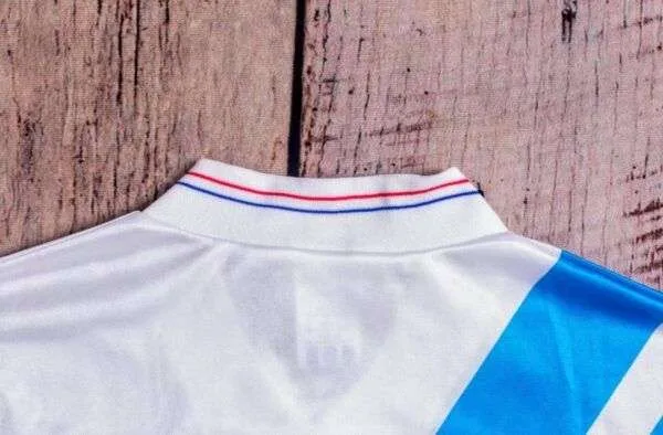 Présente le col du maillot OM Ligue des Champions 1993