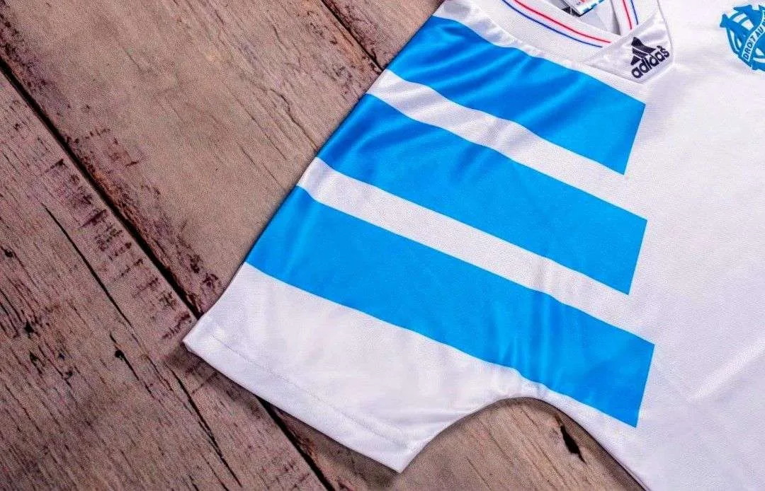 Zoom sur la manche et col du maillot OM Ligue des Champions 1993