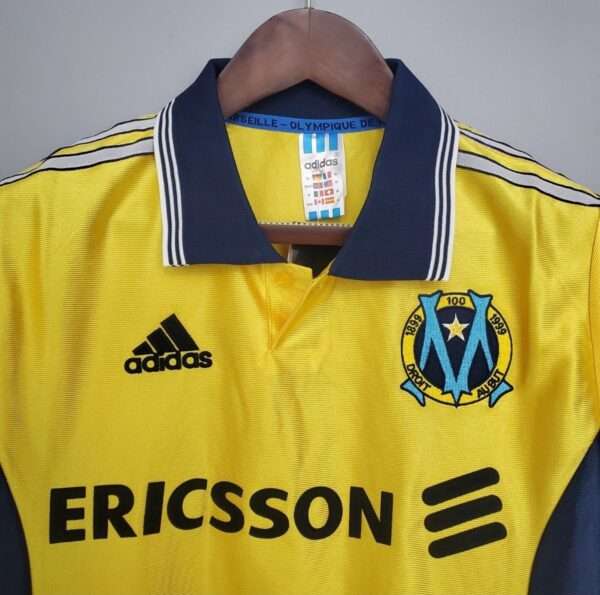 Zoom sur les logos du maillot vintage Olympique de Marseille "Centenaire" 1998/1999.