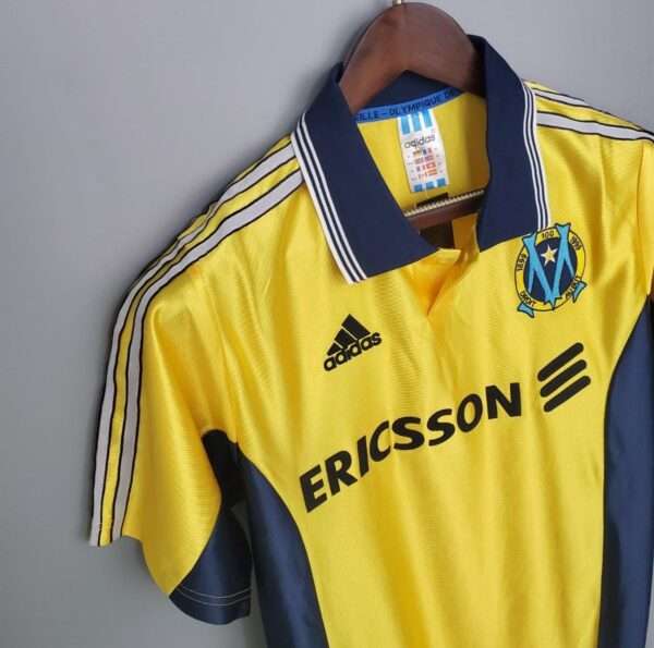 Zoom sur la manche et col du maillot vintage Olympique de Marseille "Centenaire" 1998/1999.