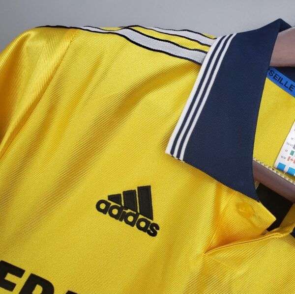 Zoom sur les logos du maillot vintage Olympique de Marseille "Centenaire" 1998/1999.
