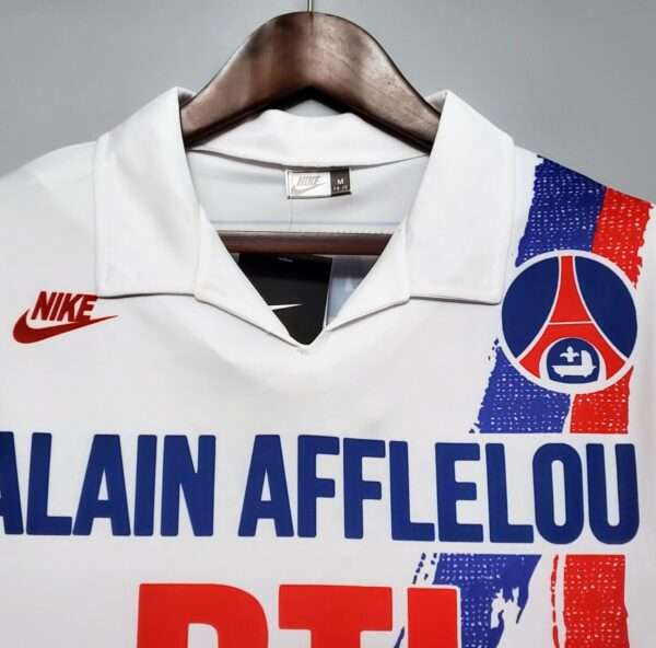 Zoom sur les logos du maillot vintage Paris Saint-Germain Domicile 1990/1991.