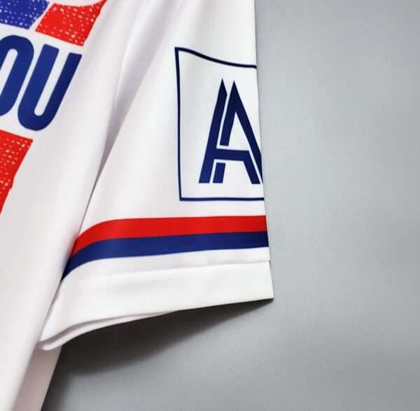 Zoom sur la manche du maillot vintage Paris Saint-Germain Domicile 1990/1991.