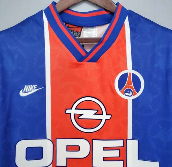 Zoom sur les logos du maillot PSG 1996