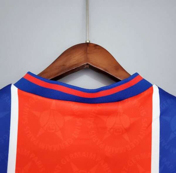 Présente le col du maillot PSG 1996