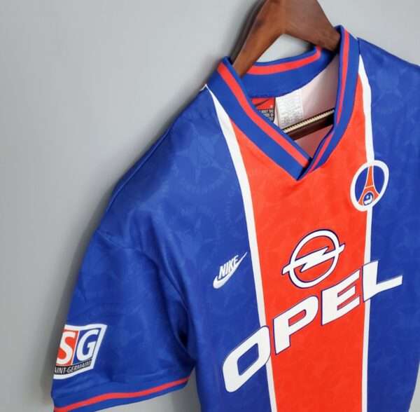 Vue sur la manche et logos du maillot PSG 1996
