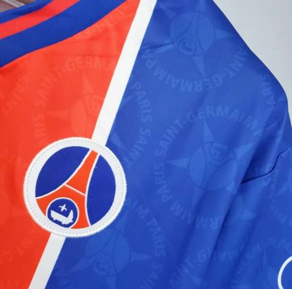 Zoom sur le logo du maillot PSG 1996