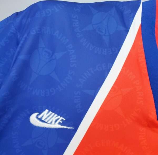 Zoom sur le logo du maillot PSG 1996