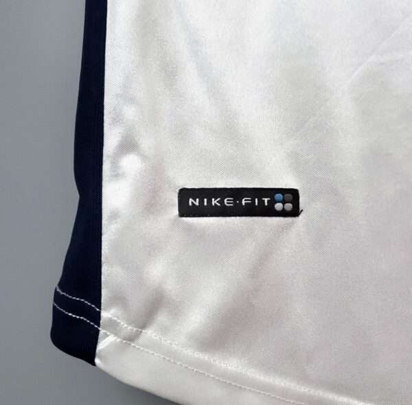 Zoom sur le logo du maillot vintage Paris Saint-Germain Extérieur 1998/1999.