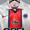 Zoom sur les logos du maillot vintage Paris Saint-Germain Extérieur 1998/1999.
