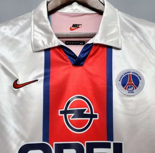 Zoom sur les logos du maillot vintage Paris Saint-Germain Extérieur 1998/1999.