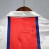 Présente le col du maillot vintage Paris Saint-Germain Extérieur 1998/1999.