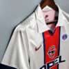Zoom sur la manche et col du maillot vintage Paris Saint-Germain Extérieur 1998/1999.