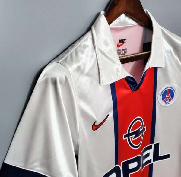 Zoom sur la manche et col du maillot vintage Paris Saint-Germain Extérieur 1998/1999.