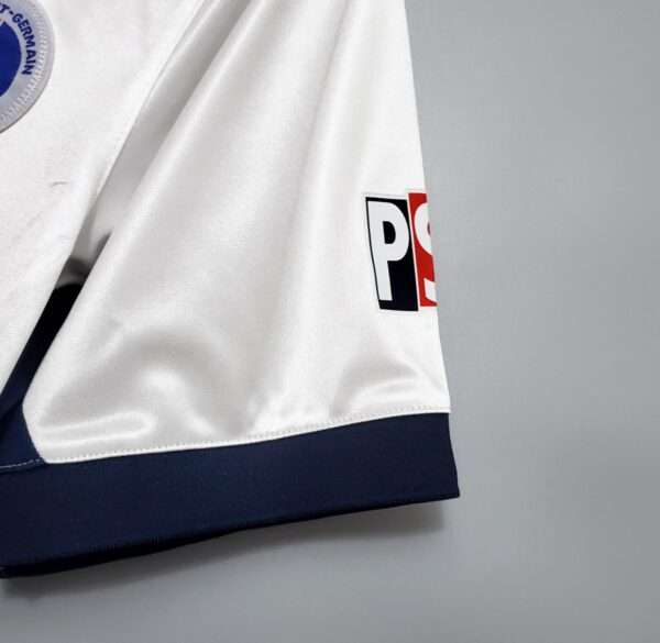 Zoom sur le col du maillot vintage Paris Saint-Germain Extérieur 1998/1999.