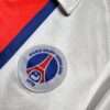 Zoom sur le logo du maillot vintage Paris Saint-Germain Extérieur 1998/1999.