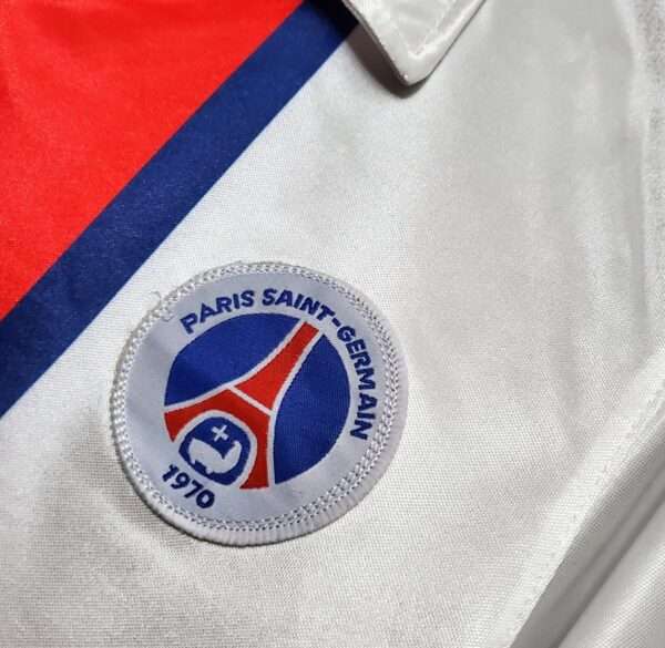 Zoom sur le logo du maillot vintage Paris Saint-Germain Extérieur 1998/1999.