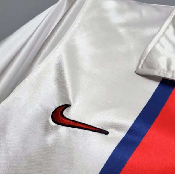 Zoom sur le logo du maillot vintage Paris Saint-Germain Extérieur 1998/1999.