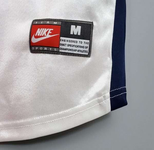 Zoom sur le logo du maillot vintage Paris Saint-Germain Extérieur 1998/1999.