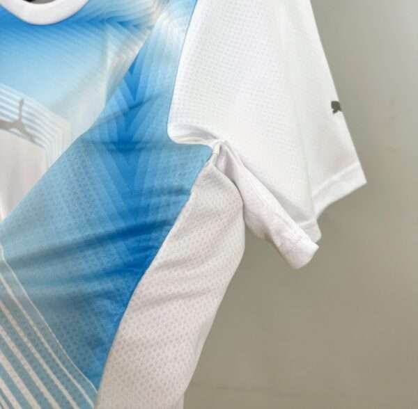 Zoom sur la manche du maillot OM 30 ans LDC