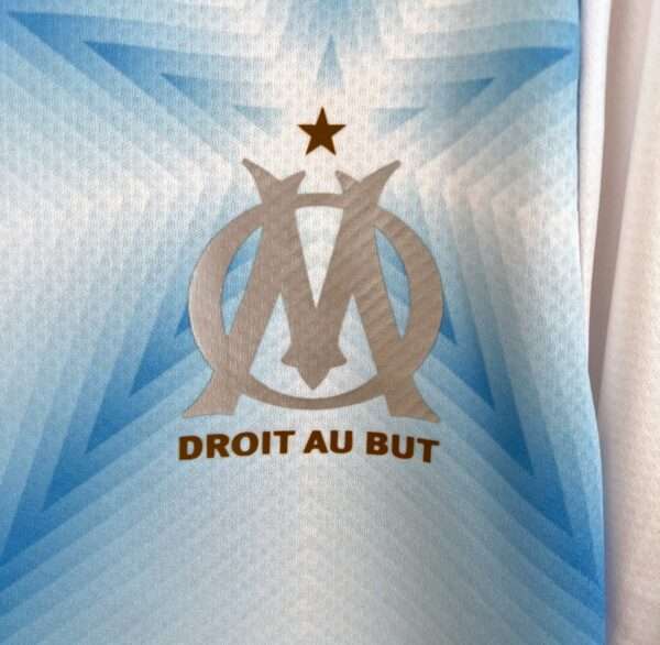 Zoom sur le logo du maillot OM 30 ans LDC