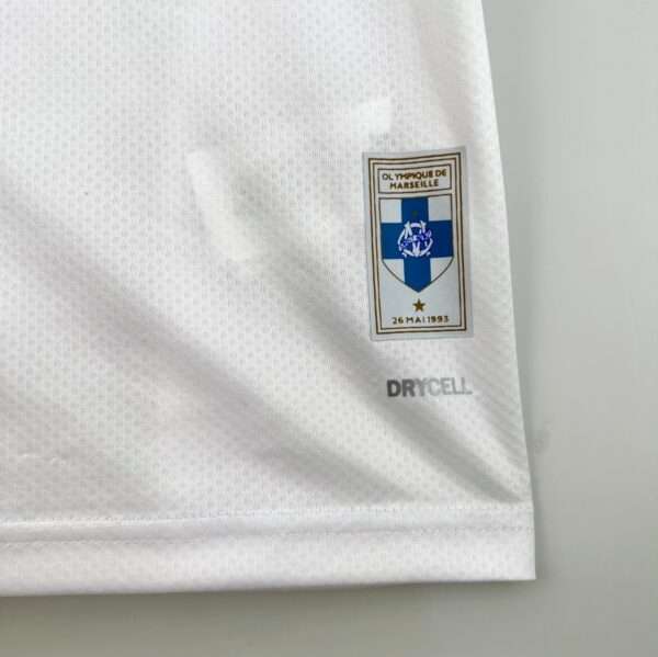 Zoom sur l'étiquette du maillot OM 30 ans LDC