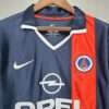 Zoom sur les logos du maillot vintage Paris Saint-Germain Domicile 2001-2002.