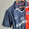 Zoom sur la manche et col du maillot vintage Paris Saint-Germain Domicile 2001-2002.