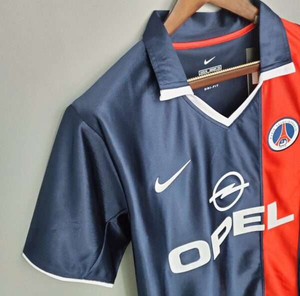 Zoom sur la manche et col du maillot vintage Paris Saint-Germain Domicile 2001-2002.