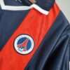 Zoom sur le logo du maillot vintage Paris Saint-Germain Domicile 2001-2002.