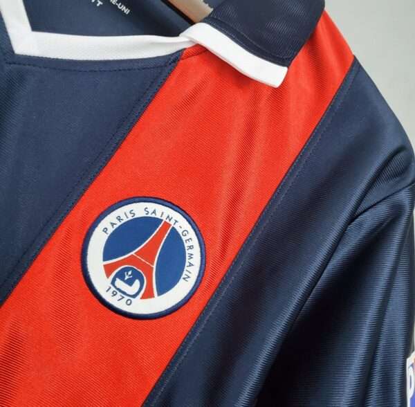 Zoom sur le logo du maillot vintage Paris Saint-Germain Domicile 2001-2002.