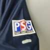 Zoom sur le logo du maillot vintage Paris Saint-Germain Domicile 2001-2002.
