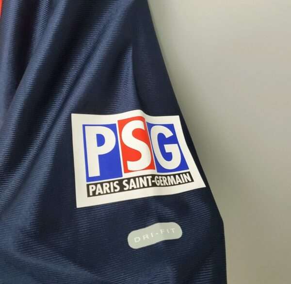 Zoom sur le logo du maillot vintage Paris Saint-Germain Domicile 2001-2002.