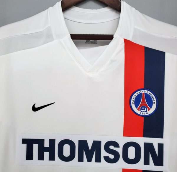 Zoom sur les logos du maillot vintage Paris Saint-Germain Extérieur 2002/2003.